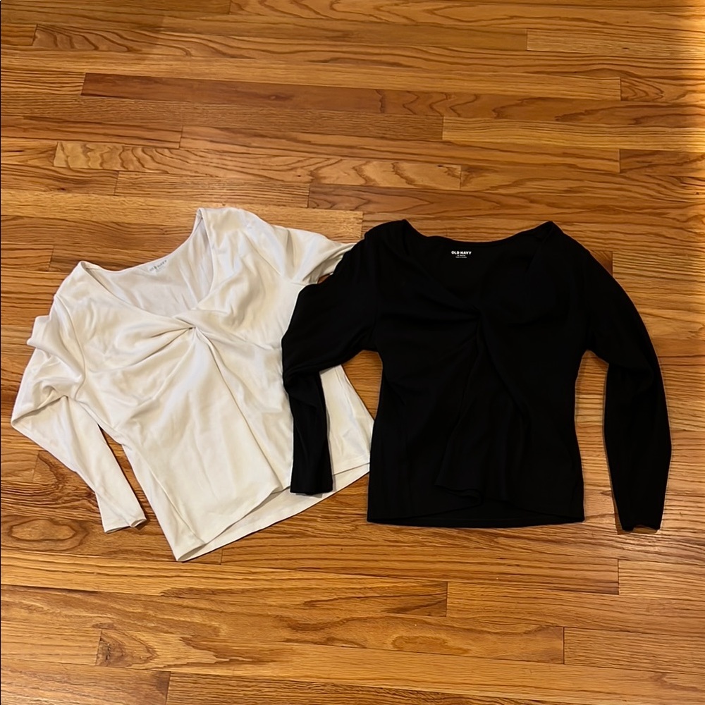 Set of two Old Navy twist-front tops!